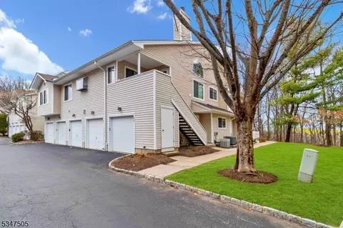 30 Encampment Dr, Bedminster, NJ 07921