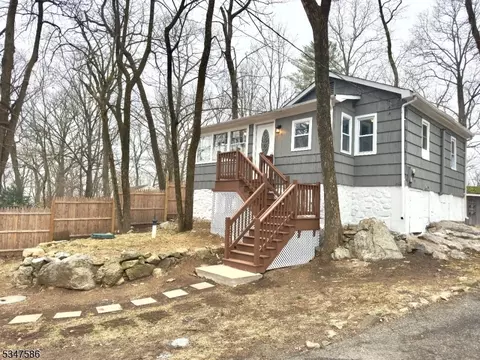 128 Bucknell Trl, Hopatcong, NJ 07843
