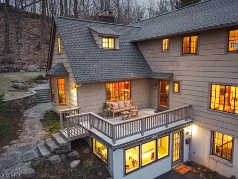 16 Mountainside Park Ter, Montclair, NJ 07043