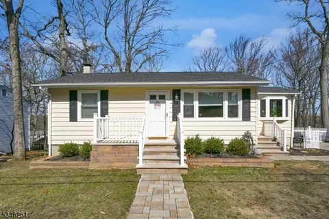 128 Rollins Trl, Hopatcong, NJ 07843