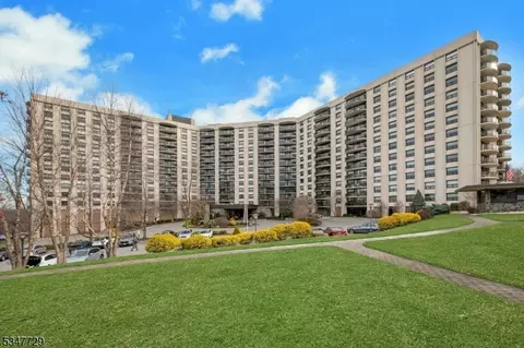 2 Claridge Dr #9EW, Verona, NJ 07044