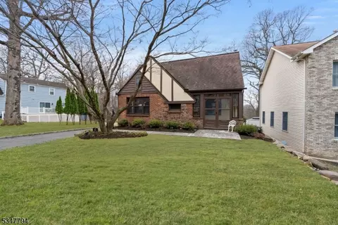 47 Freeman St, Roseland, NJ 07068