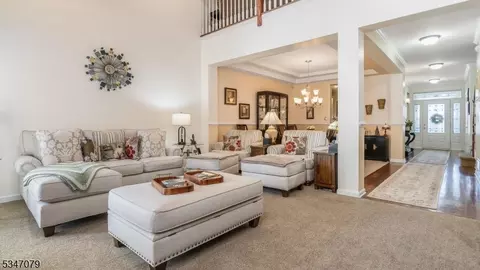 2 Kestrel Ct, Washington, NJ 07882