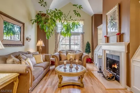 13 Vandeventer Ct, Sayreville, NJ 08872