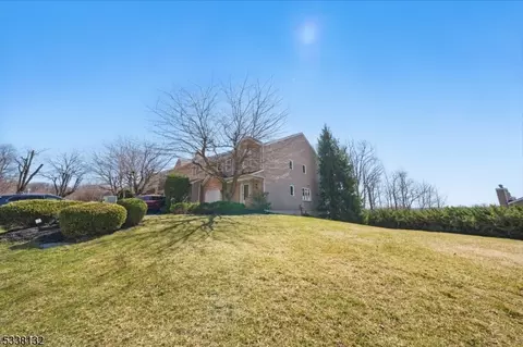 43 Edgefield Dr, Morris Plains, NJ 07950