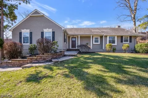 10 Powder Horn Dr, Morristown, NJ 07960