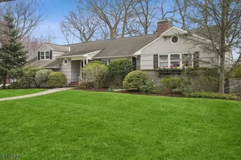 27 Buckingham Pl, Glen Rock, NJ 07452