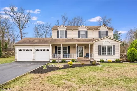18 Lauren Ct, Stanhope, NJ 07874