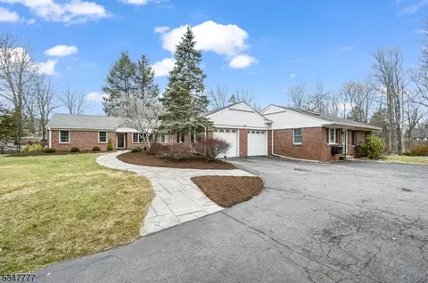 7 Chuckanutt Dr, Oakland, NJ 07436