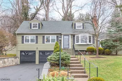 22 Overlook Trl, Morris Plains, NJ 07950