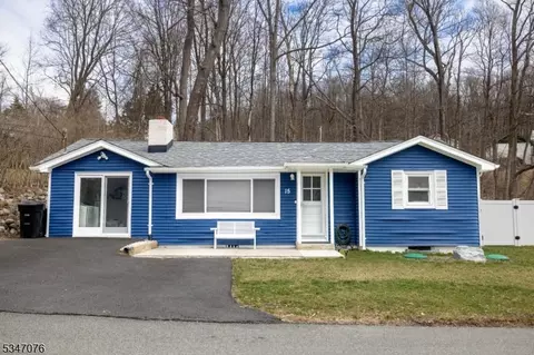 15 Lakeside Ave, Hardyston, NJ 07460