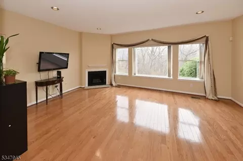 8026 Brittany Dr, Wayne, NJ 07470 photo 4