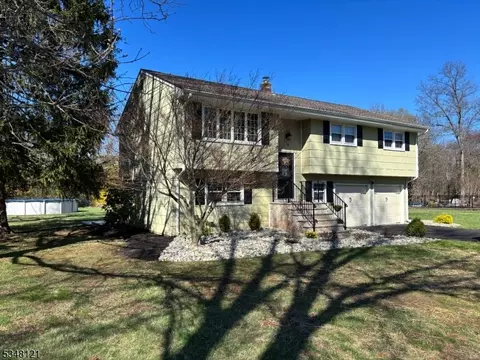 28 Stonewyck Dr, Hillsborough, NJ 08844