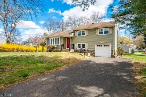 3 Douglas Rd, Green Brook, NJ 08812