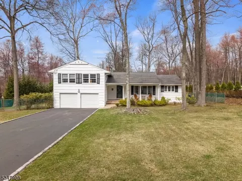 19 Squire Hill Rd, Caldwell, NJ 07006