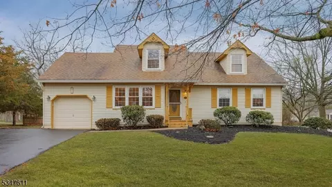 2 S Hampton Ct, Flemington, NJ 08822