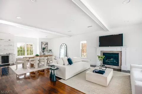 2 Bona Ct, Park Ridge, NJ 07656