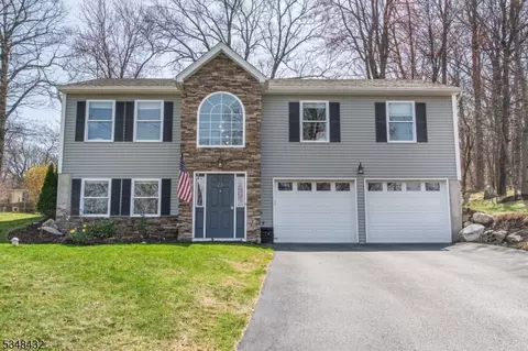 26 White Birch Rd, Hamburg, NJ 07419