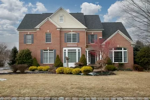1 Hidden Hollow Ct, Green Brook, NJ 08812