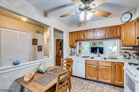 506 Maplecrest Rd, Edison, NJ 08820 photo 11