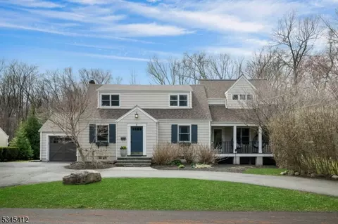 4 Center Dr, Mountain Lakes, NJ 07046
