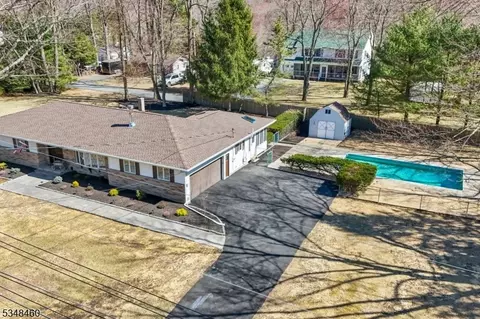 15 Woodland Dr, Oak Ridge, NJ 07438