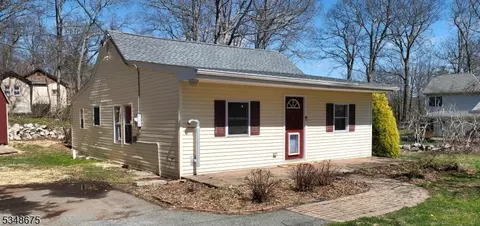 8 Quinton Rd, Hewitt, NJ 07421
