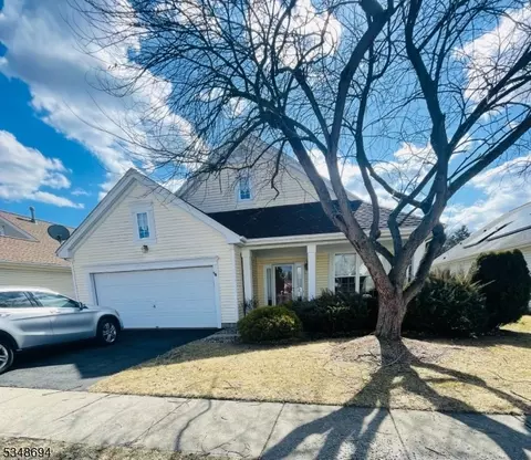 13 Buckingham Cir, Belvidere, NJ 07823