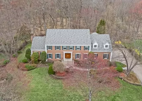 28 Hutton Dr, Mahwah, NJ 07430