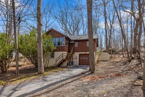 42 Wildwood Shores Dr, Hopatcong, NJ 07843