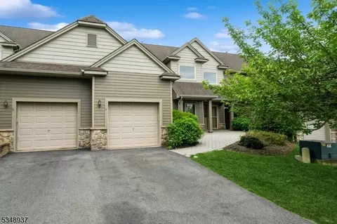 8 Tillbrook Ct, Hamburg, NJ 07419
