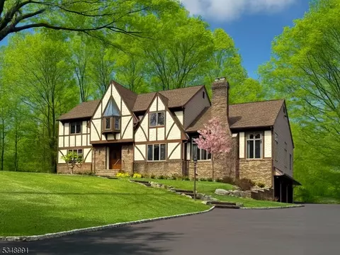 7 Hillside Ave, Airmont, NY 10952