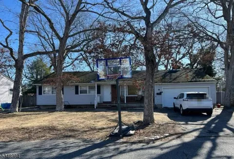 719 Lincoln Ave, Pine Beach, NJ 08741