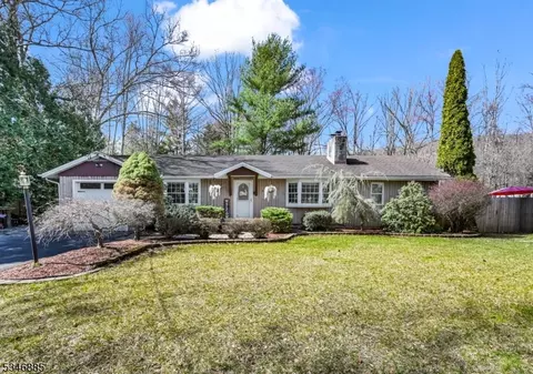 3 Cayuga Trl, Oak Ridge, NJ 07438