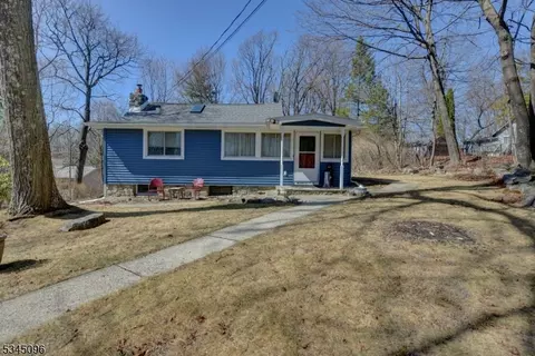 29 Muscotah Rd, Highland Lakes, NJ 07422