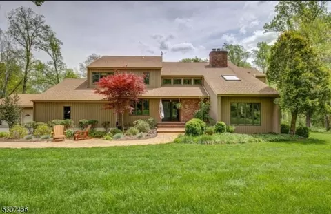 9 Camila Dr, Pittstown, NJ 08867