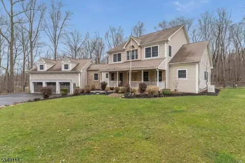 8 Country Ln, Glen Gardner, NJ 08826