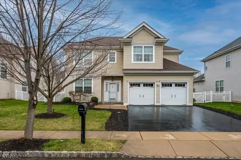 25 Dahlia Ct, Piscataway, NJ 08854