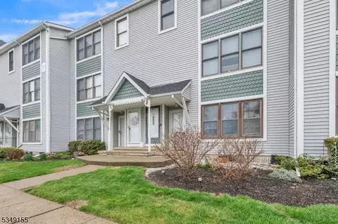 8 Burlington Ct, Hamburg, NJ 07419