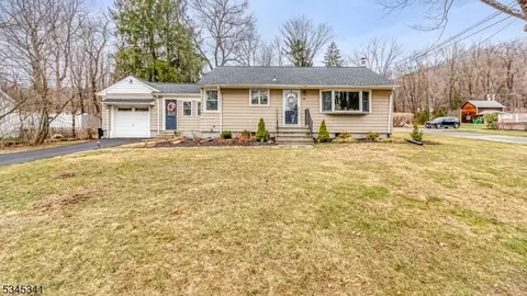 84 Fairview Ave, Long Valley, NJ 07853