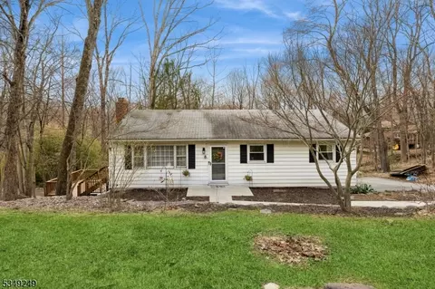 8 Cedar Rd, Ringwood, NJ 07456