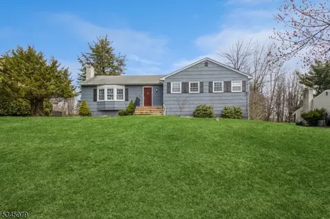 4 Berry Ln, Randolph, NJ 07869