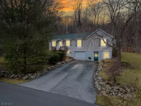 17 Mountainside Ave, Stockholm, NJ 07460
