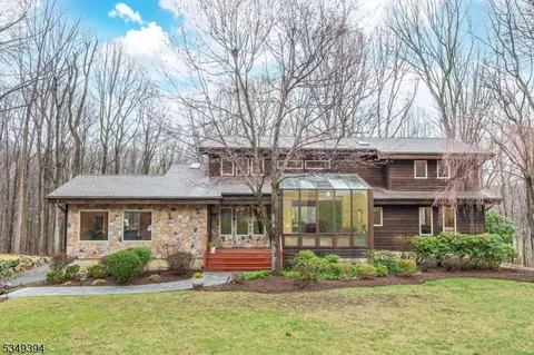 10 Edinburgh Dr, Randolph, NJ 07869