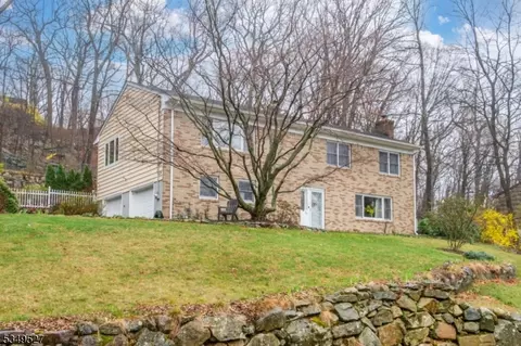 30 Serpentine Rd, Ringwood, NJ 07456