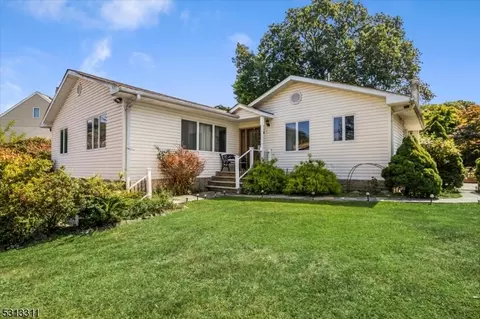 19 Borrego Dr, Woodland Park, NJ 07424