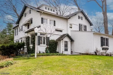 5 Oak Ridge Rd, Caldwell, NJ 07006