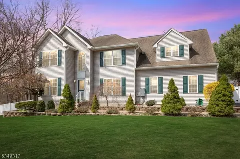 160 Riverview Ave, Gillette, NJ 07933