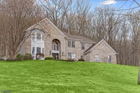 10 Rocky Glen Way, Lebanon, NJ 08833