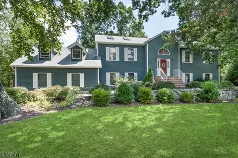 7 Thornwood Dr, Kinnelon, NJ 07405